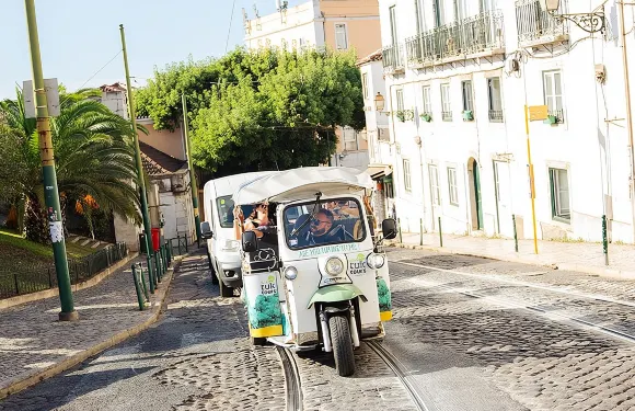 搭乘嘟嘟車探索里斯本：歷史與視角
