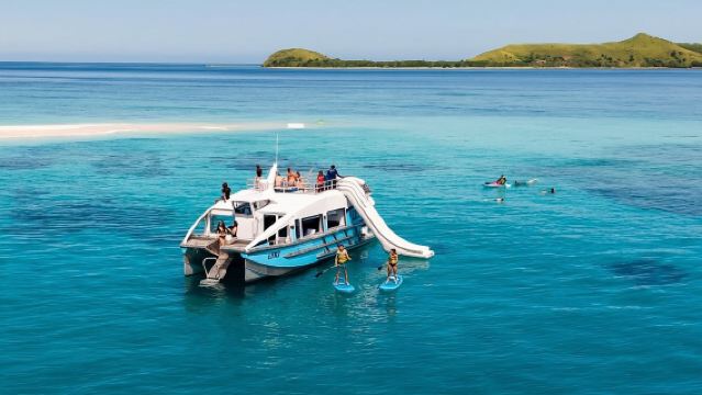 フィジー・ナンディで体験ダイビング&シュノーケリング3時間【フィジー・ママヌカ諸島シュノーケリング体験(カタマランクルーズ、海上滑り台付き)】