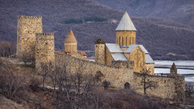 Von Tiflis: Tour nach Ananuri, Gudauri und Kazbegi mit Guide