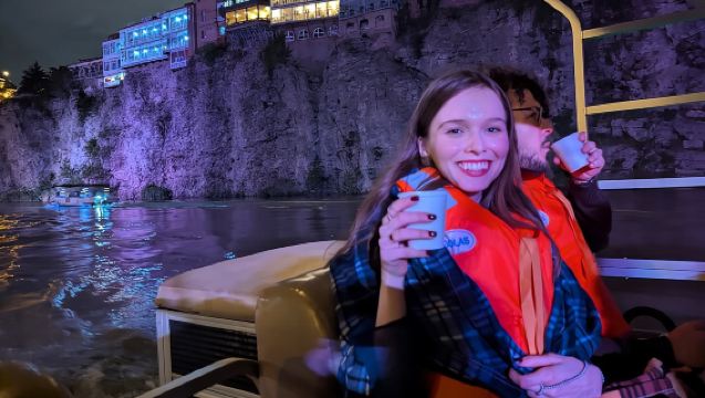 Tiflis: Abendlicher Spaziergang mit Gesprächen, Wein und Bootsfahrt