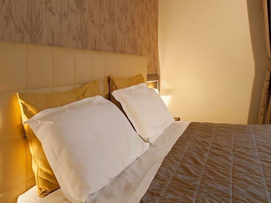 Hotel Milano Palmanova - Tap to explore photos