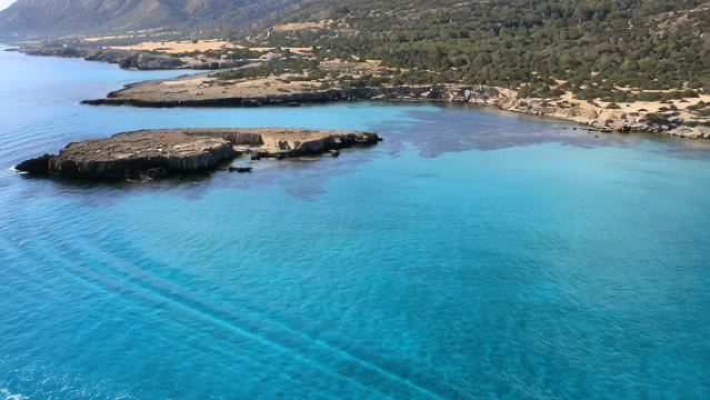 Lancha rápida privada Amathunta con conductor a la Laguna Azul, cuevas, etc.