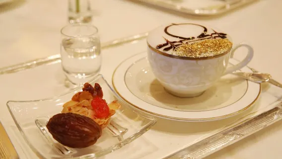 아부다비 Eight-Star Palace Hotel의 LE CAFÉ에서 애프터눈 티 세트