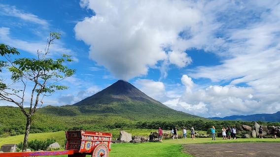 Ganztagestour zum Vulkan Arenal und den heißen Quellen von Baldi ab San Jose