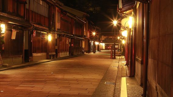 Kanazawa Night Tour with Local Meal and Drinks