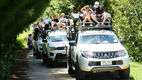 Escursione di un giorno in fuoristrada nella giungla di Koh Samui con visita al tempio di Tibum Gong, alle cascate di Na Muang e alle rocce del Nonno e della Nonna