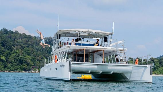 ทัวร์ครึ่งวันล่องเรือชมพระอาทิตย์ตกที่ลังกาวี ประเทศมาเลเซีย Light Luxury Edition