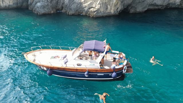 Kleine Gruppe Bootstour: Entdecke die Amalfiküste von Positano aus