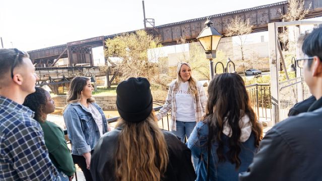 Kita Akan Menang: Pengalaman Sejarah Kulit Hitam di Williamsburg