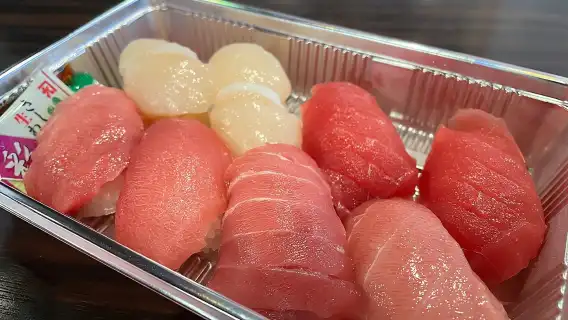 Tokyo: Enjoy a variety of classic Japanese delicacies at Tsukiji Market