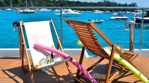 Cannes: crociera di mezza giornata in catamarano con pranzo