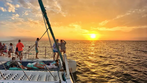 Kaanapali: Sunset Dinner Catamaran Cruise With Drinks