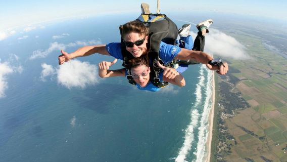Paracadutismo panoramico sulla baia di Byron [opzione per il trasferimento da Brisbane/Gold Coast + 15.000 piedi + video e foto opzionali + tasse incluse]