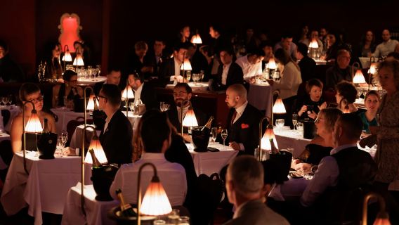 París: espectáculo de cabaret La Nouvelle Eve con champán