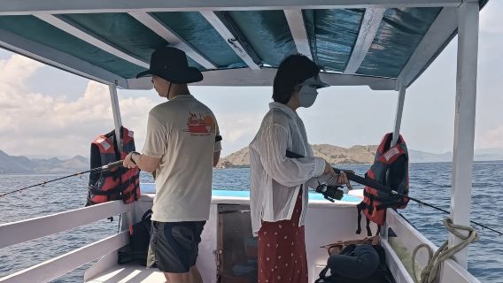 Perjalanan satu hari memancing + snorkeling dengan kapal kayu Komodo (antar-jemput hotel khusus, termasuk makan siang)