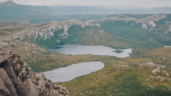Helikopter-Rundflug über Cradle Mountain und Lake St. Clair in Australien (Überflug des Jerusalem Walls Nationalparks, Aussicht auf Frenchmans Cap und Lake King William)