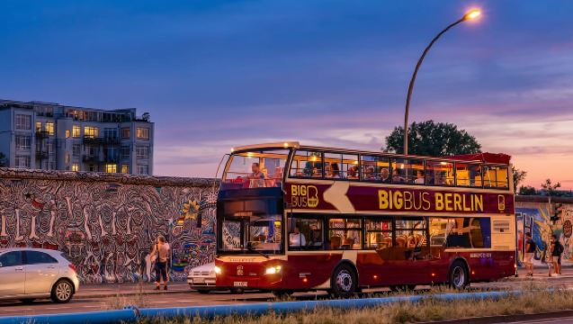 Berlin: Live-Guided Evening Sightseeing Tour by Open-top Bus
