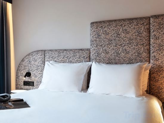TRIBE Den Haag Central Room Type - TRIBE Max Triple with 1 double bed and 1 single sleeperchair