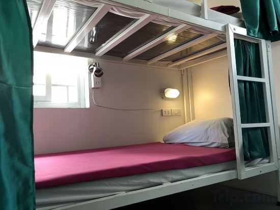 PLOY Hostel Room Type - Bed in Mixed Dormitory Room (Mixed Gender)