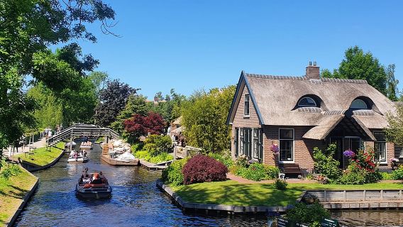 Giethoorn and Zaanse Schans Day Tour with Small Boat Ride