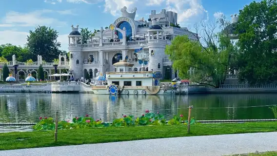 Pop Mart POP Theme Park + Sun Park + Mutianyu Great Wall VIP · Private Tour for One Family