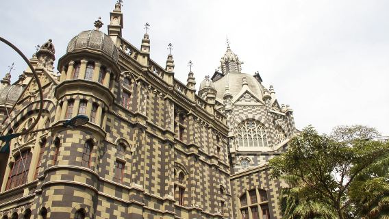 Medellín: Comuna 13, Cable Cars and Botero Statues Tour