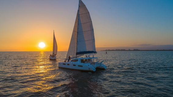 Puerto Vallarta: Tour de lujo en velero al atardecer en la Bahía de Banderas