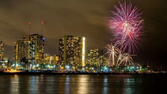 Oahu: Waikiki-Feuerwerkskatamaran am Freitagabend (Wahine Koa)