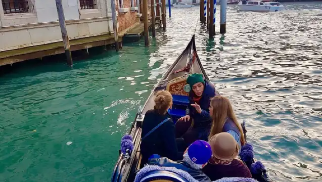 Venice: 30 min Gondola Ride on the Grand Canal with Guide