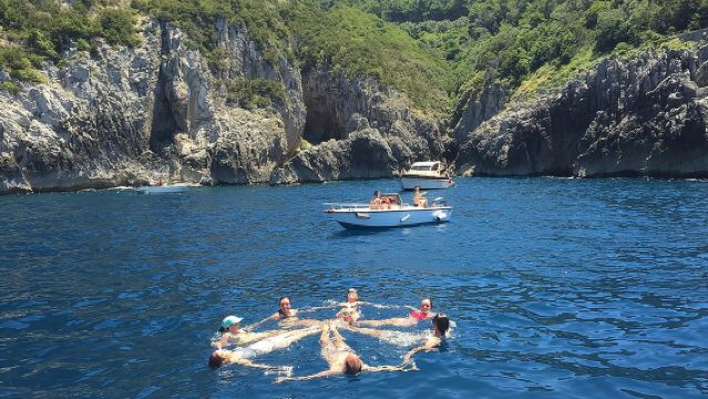 Privater Bootsausflug für einen ganzen Tag von Praiano zur Amalfiküste