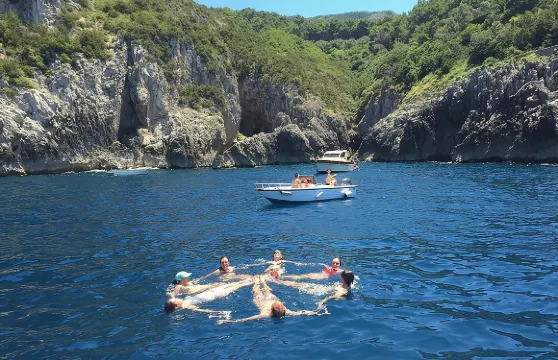 普萊亞諾出發阿馬爾菲海岸全日私人遊船之旅