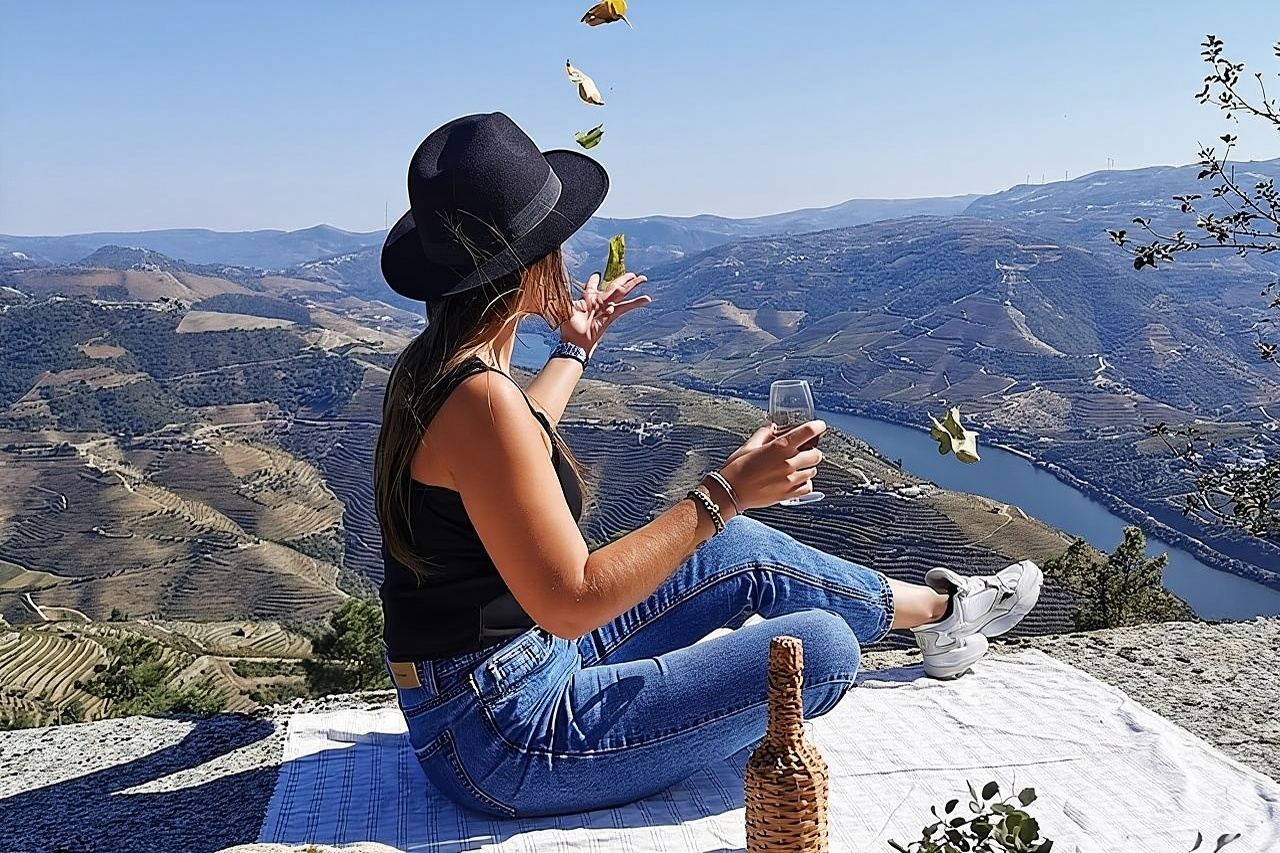 Douro Valley: Historical Sites, Wine Experience, Lunch & Cruise