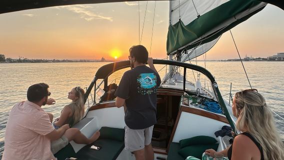 San Diego: Sunset and Day Sailing Excursion with Drinks