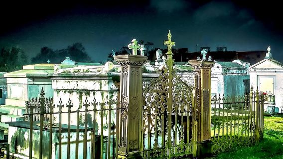 New Orleans Dead of Night Ghosts and Cemetery Bus Tour