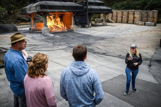Tur Bus dari Nashville ke Distilery Jack Daniel's + Cicipi Whiskey