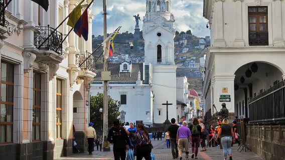 Lawatan Bandar Peribadi dan Persendirian ke Quito Teleferico dan Tengah Dunia