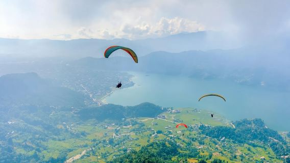 ポカラ・ペワ湖パラグライダーフライト体験【ポカラパラグライダーフライト体験【送迎・写真・動画付き】】