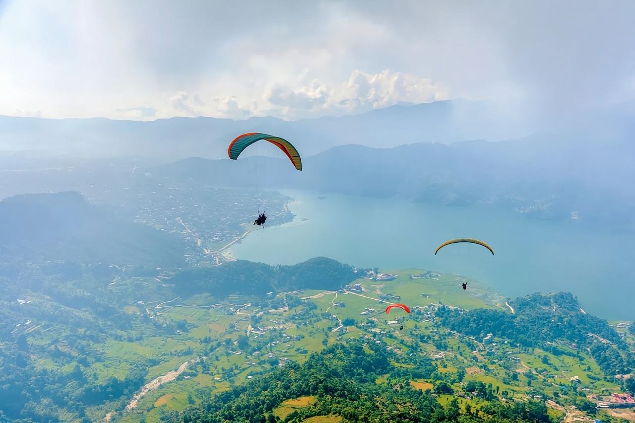 ポカラ・ペワ湖パラグライダーフライト体験【ポカラパラグライダーフライト体験【送迎・写真・動画付き】】