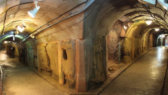 Gebühren für den Besuch historischer Gebäude aus der Zeit des Krieges und des Friedens im ehemaligen Hauptquartier der Marine