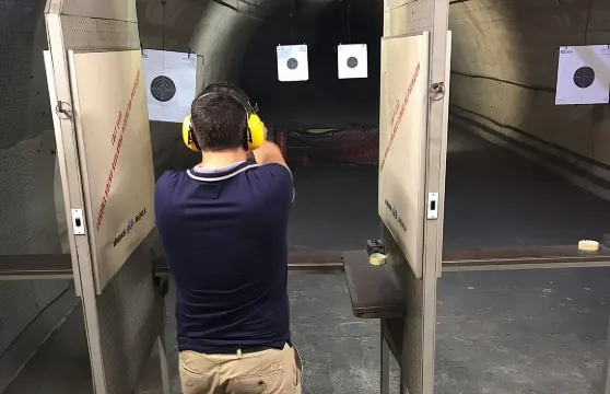 布拉迪斯拉發市中心射擊場的5支槍射擊