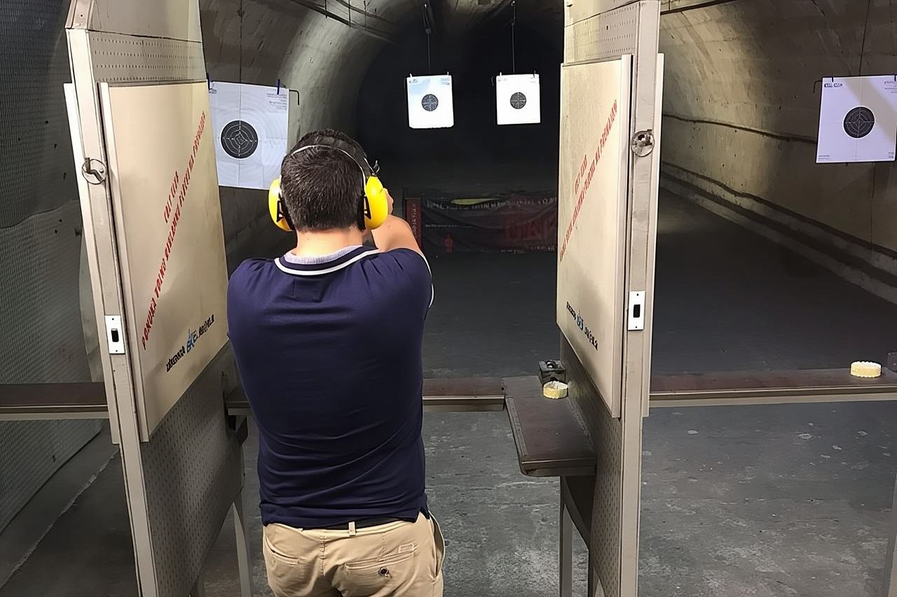 5-Guns-Schießen auf dem Schießstand in der Innenstadt von Bratislava