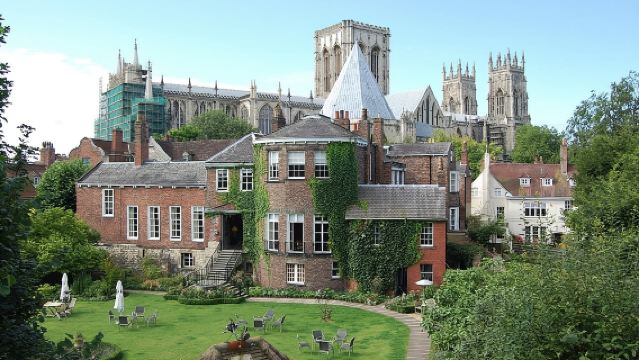 Tour privado a pie por las murallas de York