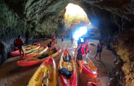 探索阿爾沃的秘密洞穴與海灘 - 船遊及獨木舟之旅