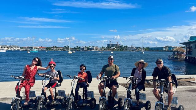 ネープルズ フロリダ 電動トライクツアー - 家族全員で楽しめる！