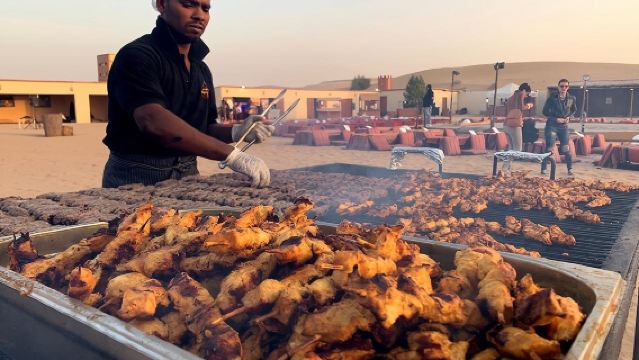 ドバイ砂漠サファリ：クアッドバイク、ラクダライド、BBQ夕食、ライブショー付き