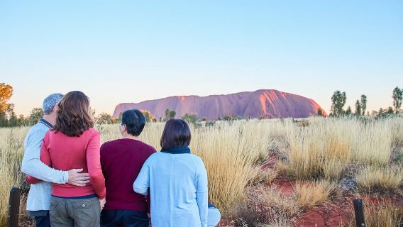 Yulara: excursión de un día al amanecer en Uluru y Kata Tjuta en autobús
