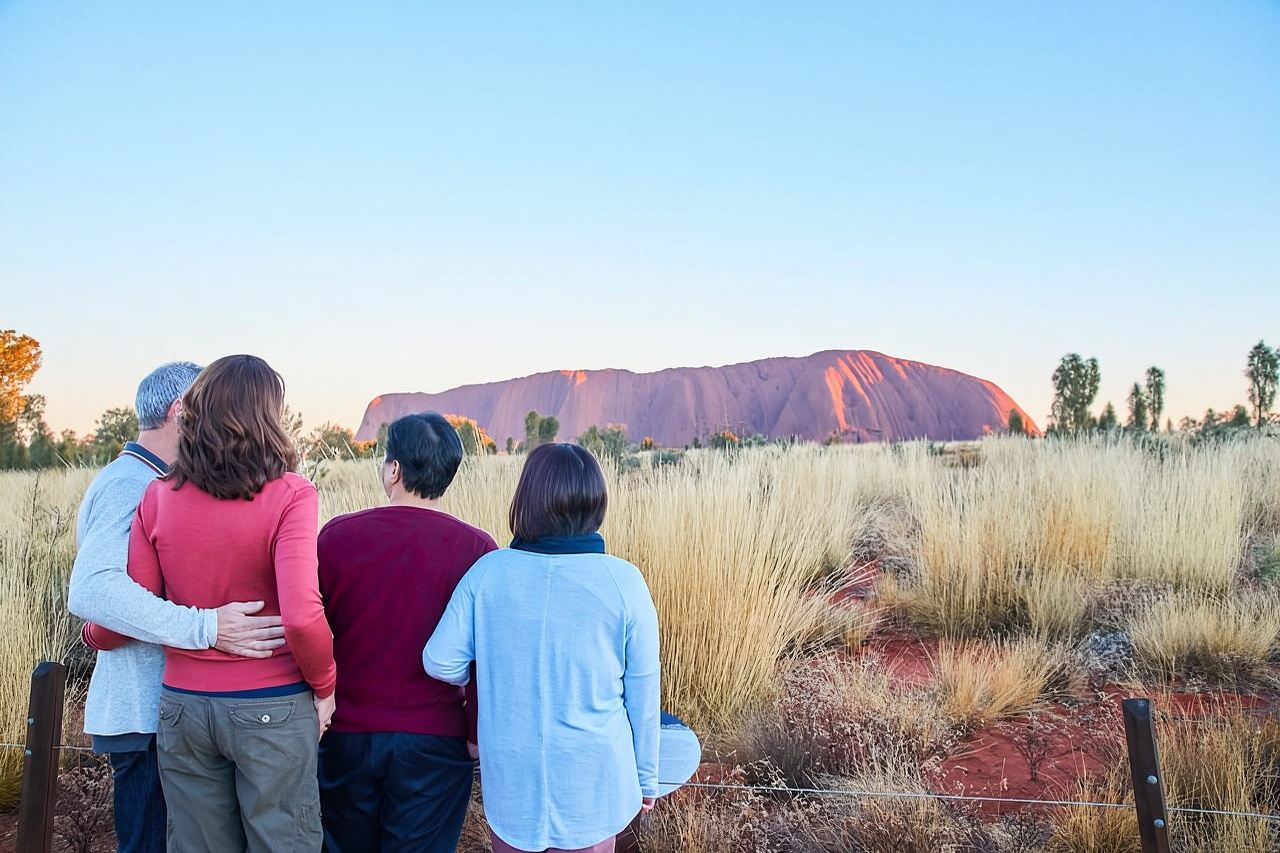 Yulara: Uluru Sunrise and Kata Tjuta Day Trip by Bus