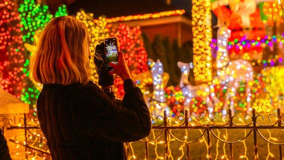 From Manhattan: 4-Hour Dyker Heights Holiday Lights Bus Tour
