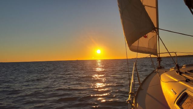 Bluemotion Lisboa: Tour al atardecer navegando por el Río Tajo