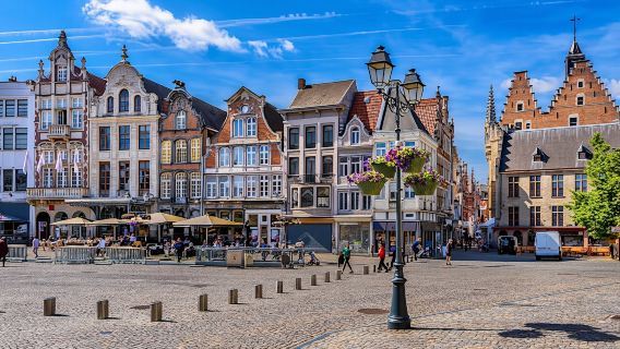 Self guided tour with interactive city game of Antwerp